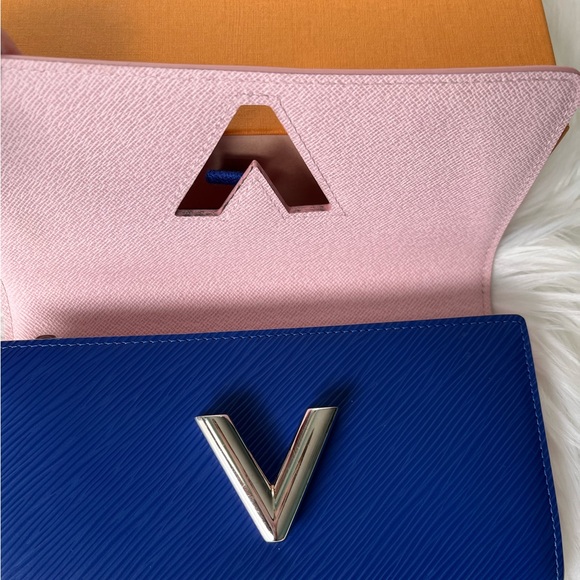 Louis Vuitton Epi twist lock wallet in color block blue/pink in EUC - Picture 4 of 10